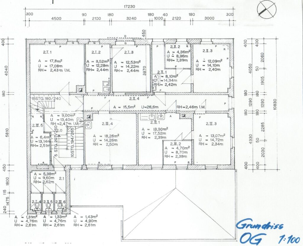 Obergeschoss-Grundriss mit mehreren Zimmern, Fluren, Sanitärbereichen und detaillierten Maßen.