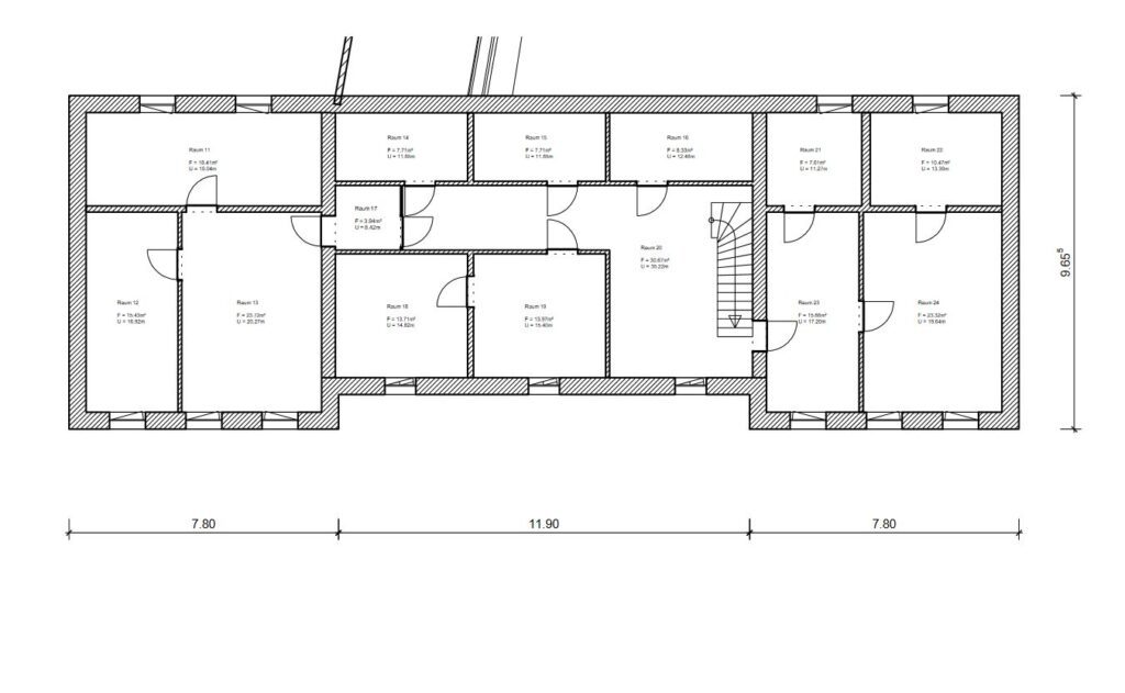 Grundriss eines Obergeschosses mit mehreren beschrifteten Räumen, Türen, Wänden und Maßen.