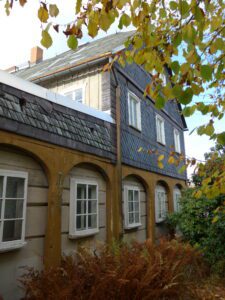 Ansicht vom Garten / Grundstück auf das Umgebindehaus.