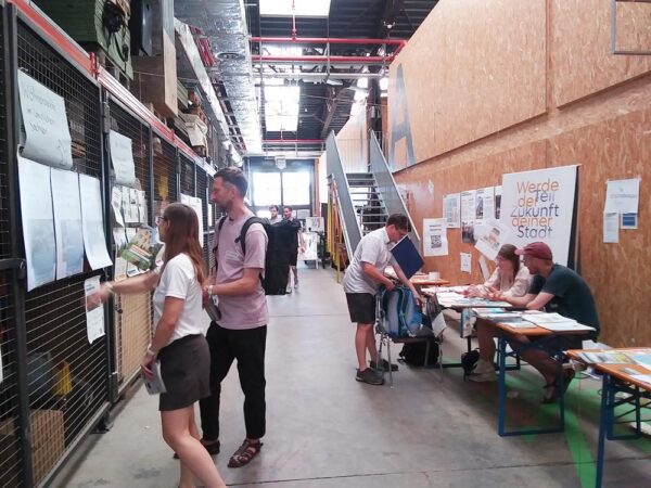 Infostand der Dezentrale Sachsen beim Zusammen Leben Festival